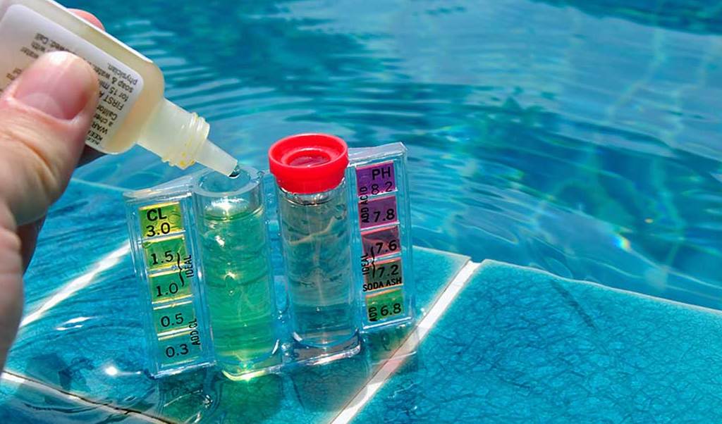 вода в бассейне летом