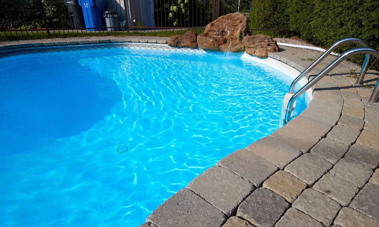 вода в бассейне летом